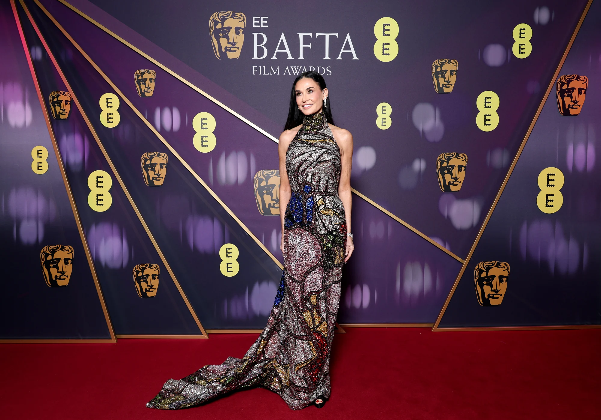 karpet-merah-bafta-2025-gaya-memukau-para-bintang-di-ajang-penghargaan-bergengsi